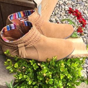 Minnetonka booties women’s ankle boots boho festival cowgirl serape fringe rodeo